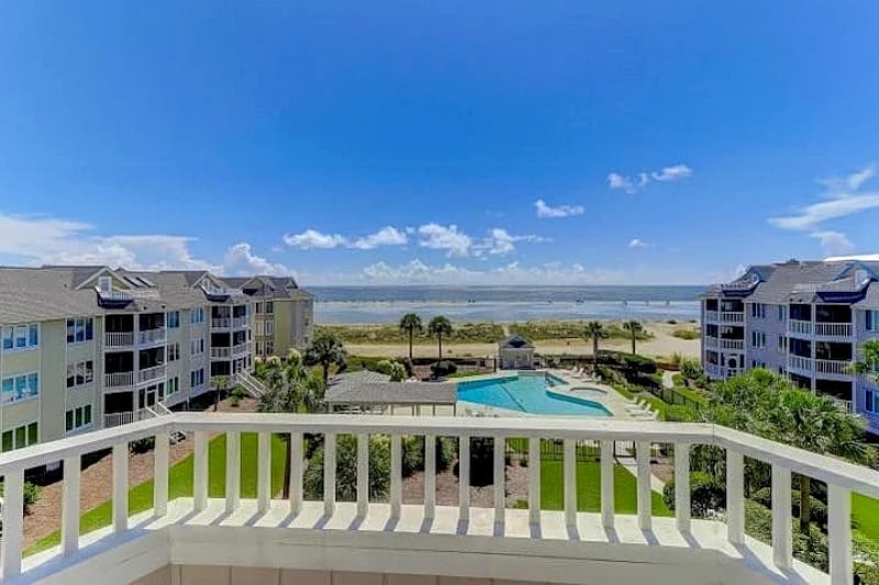 Ocean Views Abound! Large Screen Porch in Isle Of Palms, South Carolina, United States — photo 4