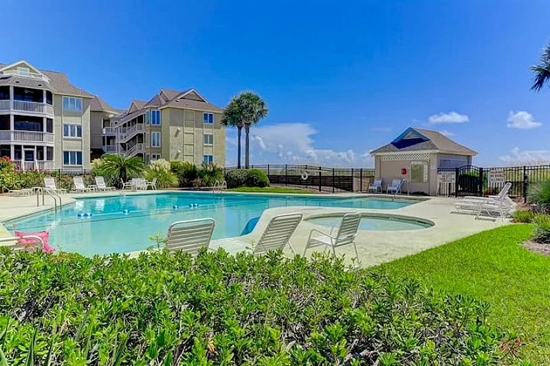 Ocean Views Abound! Large Screen Porch in Isle Of Palms, South Carolina, United States — photo 2