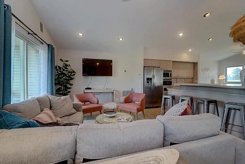 Afternoon Delight- Remodeled, Large, Pet-Friendly-2100 sq ft! in Folly Beach, South Carolina, United States — photo 5