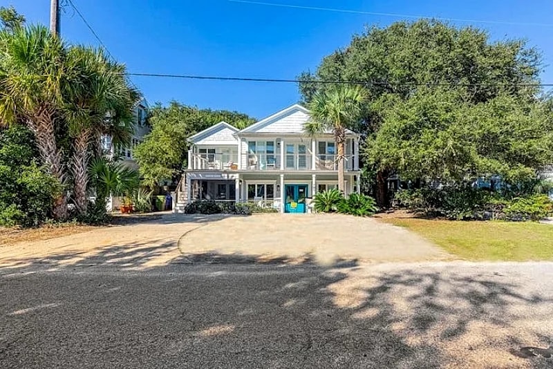 Backyard Oasis with Private Pool & Hot Tub! Close to Beach! Pet Friendly! $250 Vayk Gear Credit! in Folly Beach, South Carolina, United States — photo 5