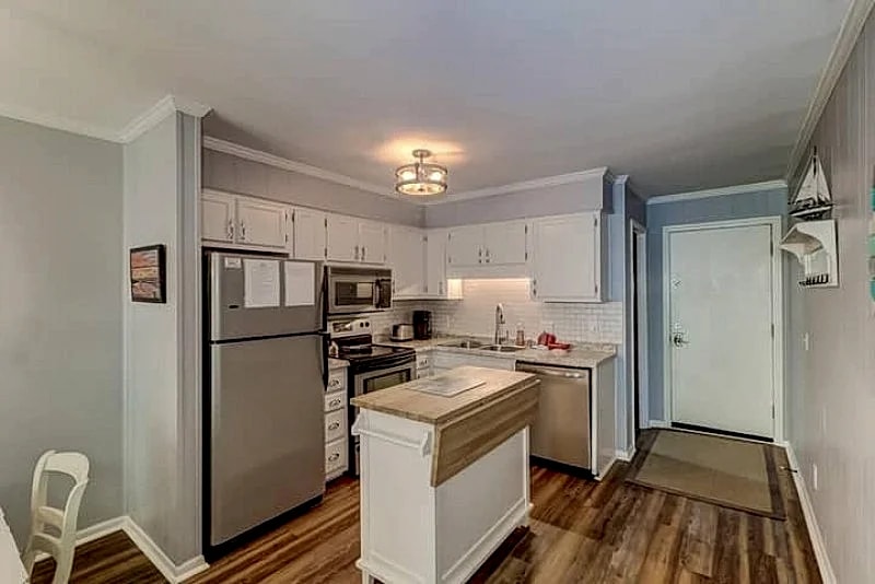 Modern First Floor Condo across the street from the beach: 2 Bedrooms, 2 Bathrooms in Isle Of Palms, South Carolina, United States — photo 4