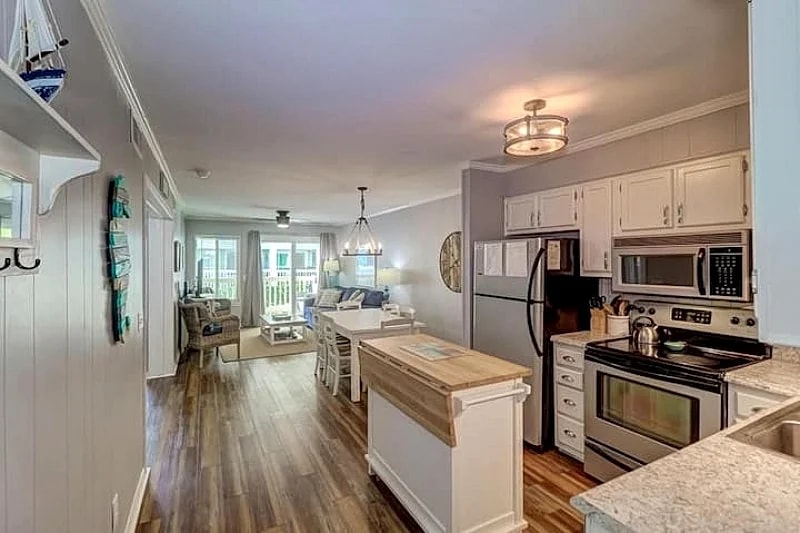 Modern First Floor Condo across the street from the beach: 2 Bedrooms, 2 Bathrooms in Isle Of Palms, South Carolina, United States — photo 5
