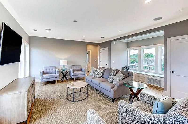 The Swell Life- Luxury Oceanfront Home, Close to Downtown Folly Beach!