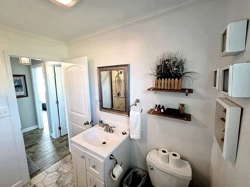 Folly Wobble- Oceanfront with Full-Length Porch - Free $250 Beach Gear Credit in Folly Beach, South Carolina, United States — photo 5