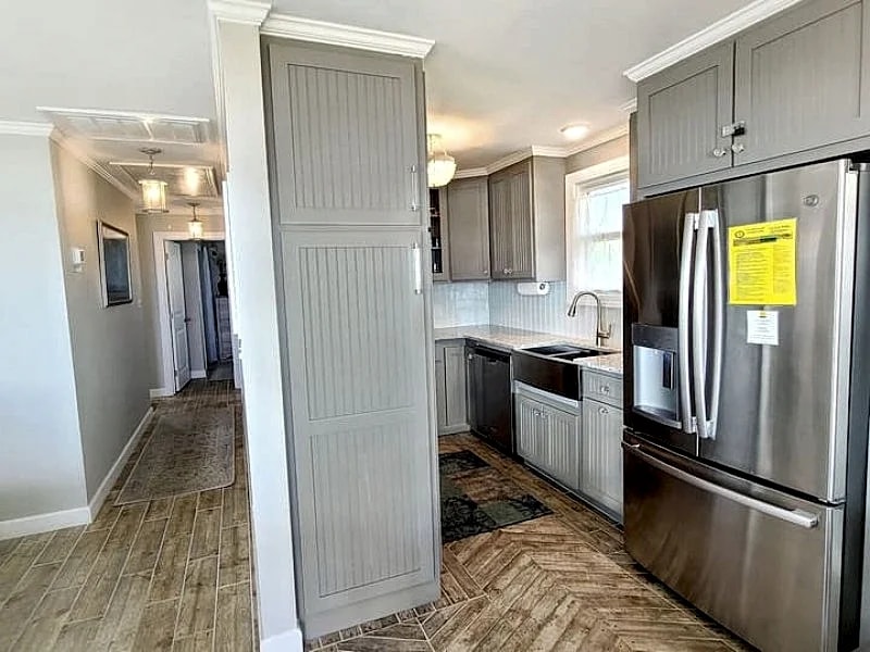 Folly Wobble- Oceanfront with Full-Length Porch - Free $250 Beach Gear Credit in Folly Beach, South Carolina, United States — photo 4