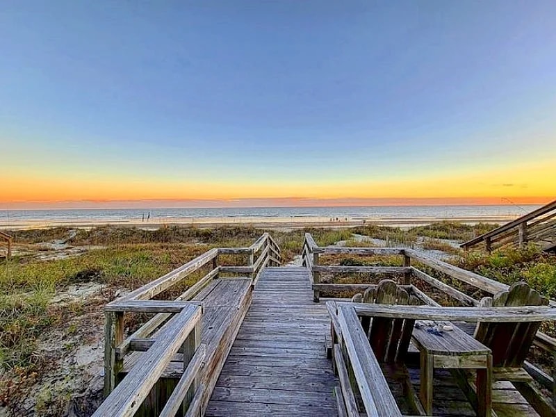 513 East Arctic- Oceanfront Rental! Large Porch & Open Floor Plan, Close to Town in Folly Beach, South Carolina, United States — photo 4