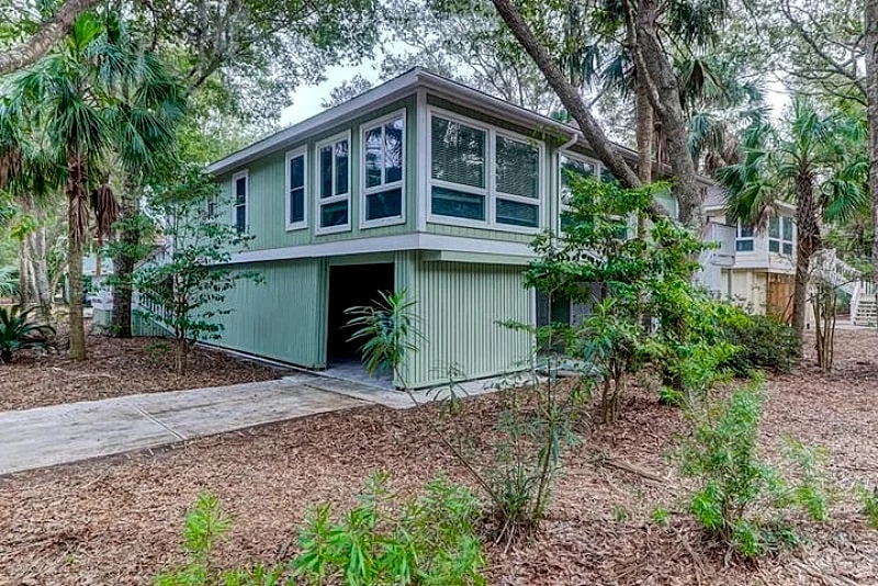 Completely renovated cottage! Elevator! Center of Resort in Isle Of Palms, South Carolina, United States — photo 3