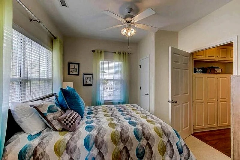 BeachZilla- Oceanfront Pet Friendly! Screen Porch with Dining Area in Folly Beach, South Carolina, United States — photo 3