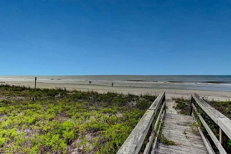 BeachZilla- Oceanfront Pet Friendly! Screen Porch with Dining Area in Folly Beach, South Carolina, United States — photo 5