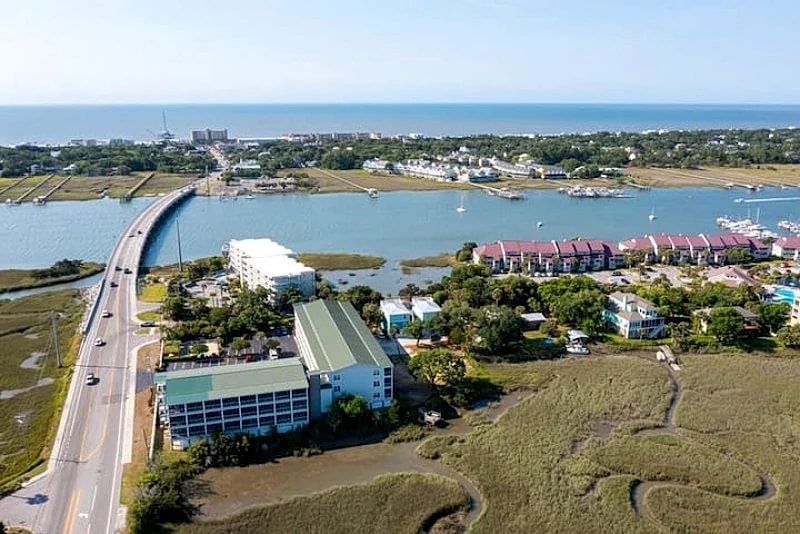 1004 Mariner's - Fin & Tonic- Luxurious River View Home with Rooftop Deck in Folly Beach, South Carolina, United States — photo 5