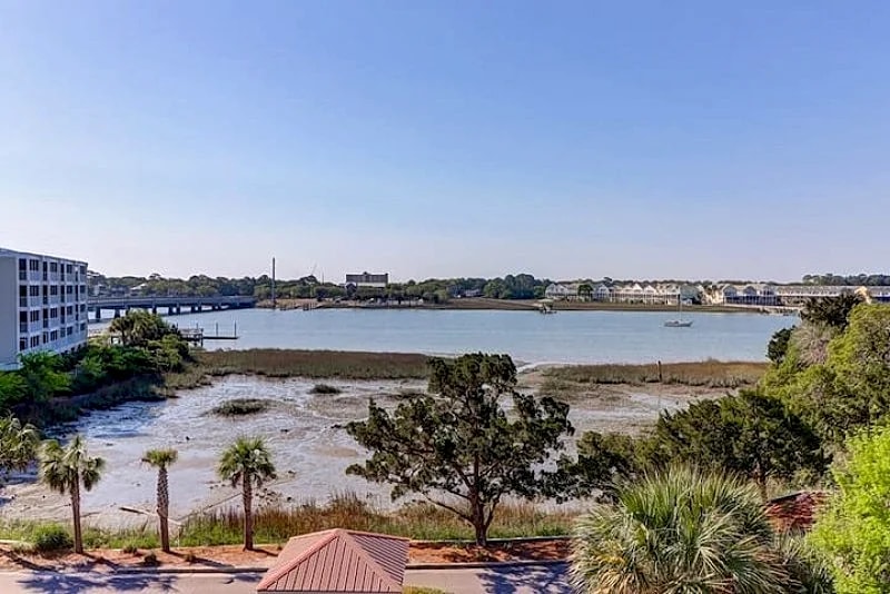 1004 Mariner's - Fin & Tonic- Luxurious River View Home with Rooftop Deck in Folly Beach, South Carolina, United States — photo 2