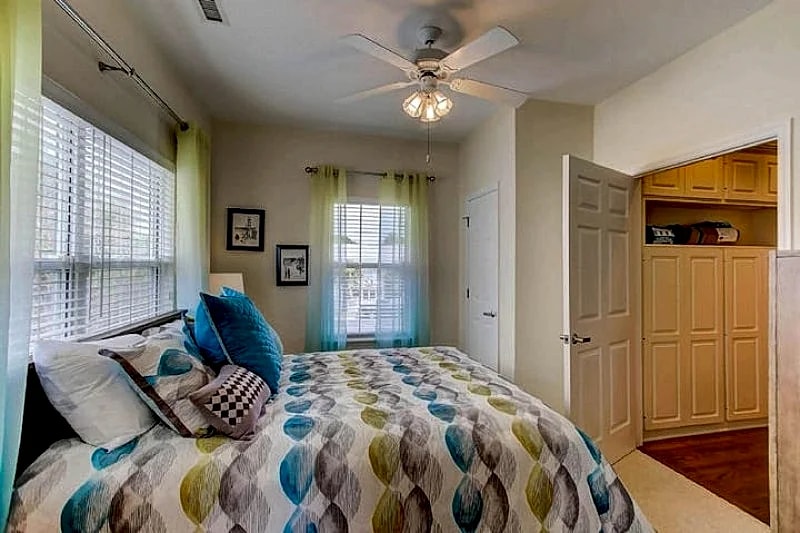 BeachZilla- Oceanfront Pet Friendly! Screen Porch with Dining Area in Folly Beach, South Carolina, United States — photo 4