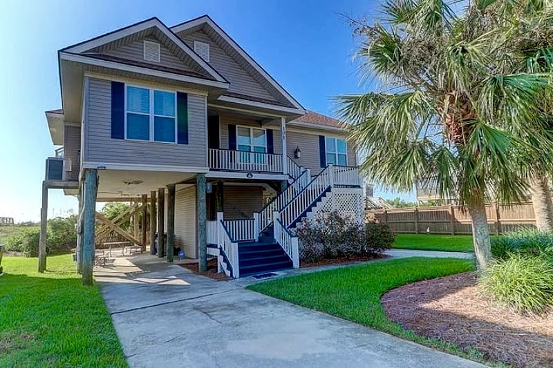 The Beach House- Oceanfront Screen Porch, 3 Blocks to Downtown Folly Beach