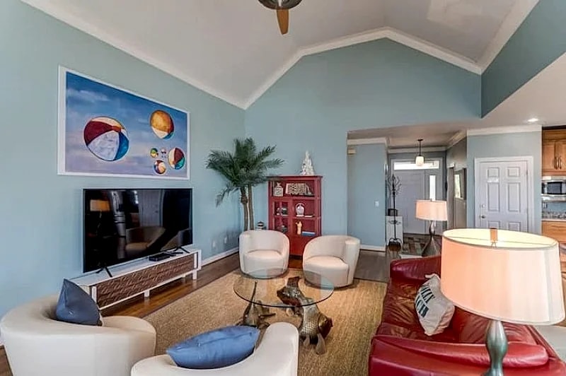 The Beach House- Oceanfront Screen Porch, 3 Blocks to Downtown Folly Beach in Folly Beach, South Carolina, United States — photo 4