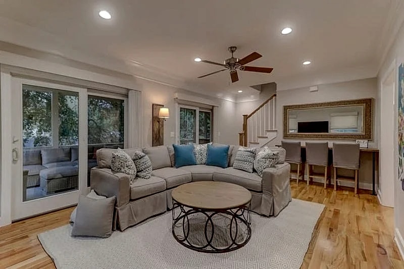 Pure Folly- Near Beach, Lots of Porch Space! Luxury Furnishings in Folly Beach, South Carolina, United States — photo 3