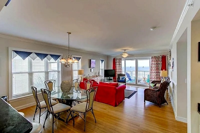 Luxury Oceanfront Condo: 4 bedroom, 4 bathroom, steps to beach & pool in Isle of Palms, South Carolina, United States — photo 3