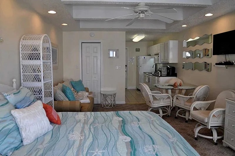Ocean View Studio Condo, Steps from the Beach, Balcony, Linens, Paper Goods, Beach Items - Unit 7 in Ocean City, Maryland, United States — photo 2