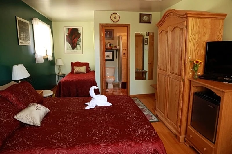 Jade Room | A Garden Stroll Bed & Breakfast in Stratford, Ontario, Canada — photo 4
