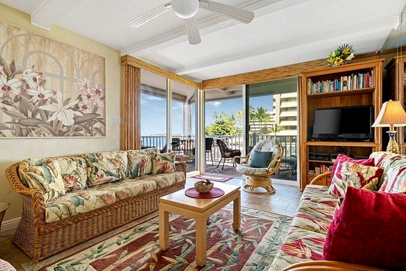 Hale Kona Kai 213 - Absolute Oceanfront Condo in Town - Big Wrap Around Lanai