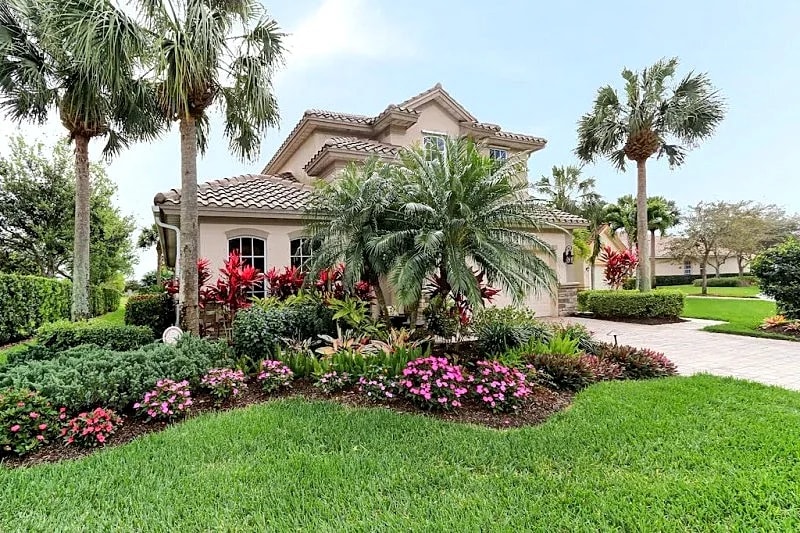 Beautiful, spacious, professionally decorated with pool & spa home in Naples, Florida, United States — photo 3