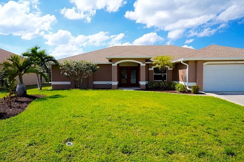 Parker Villa 1039 - SW Cape Coral 3b 2ba Offwater Home Electric Heated Pool Free Internet
