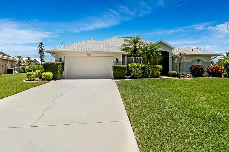 Blue Oasis 3b/2ba Elect Heated Pool, Gulf Access Canal, WiFi, Boat Dock, 2 kayaks, 2 bicycles in Cape Coral, Florida, United States — photo 2
