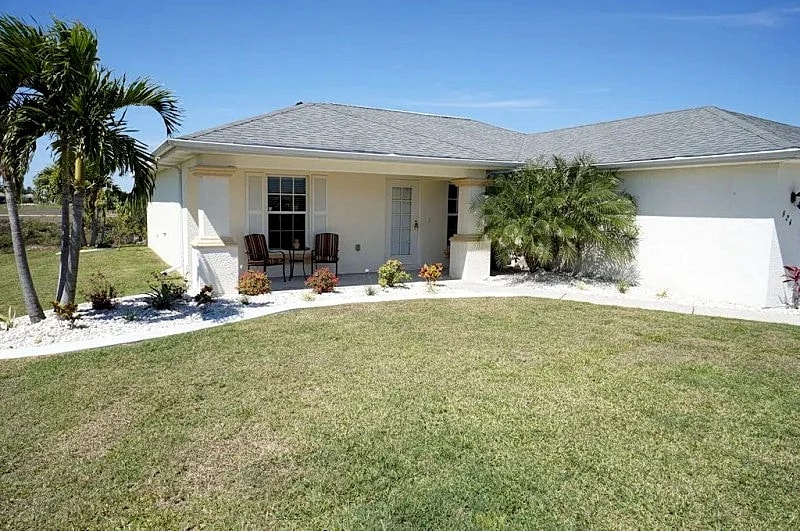 Villa Marr 1064 - NE Cape Coral 3b 2ba home solar heated pool Fresh Water Canal free Internet in Cape Coral, Florida, United States — photo 2