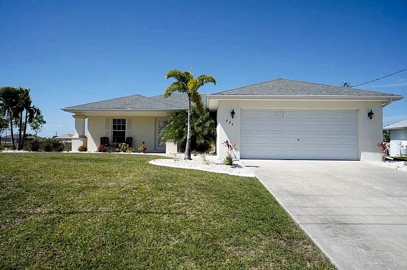 Villa Marr 1064 - NE Cape Coral 3b 2ba home solar heated pool Fresh Water Canal free Internet