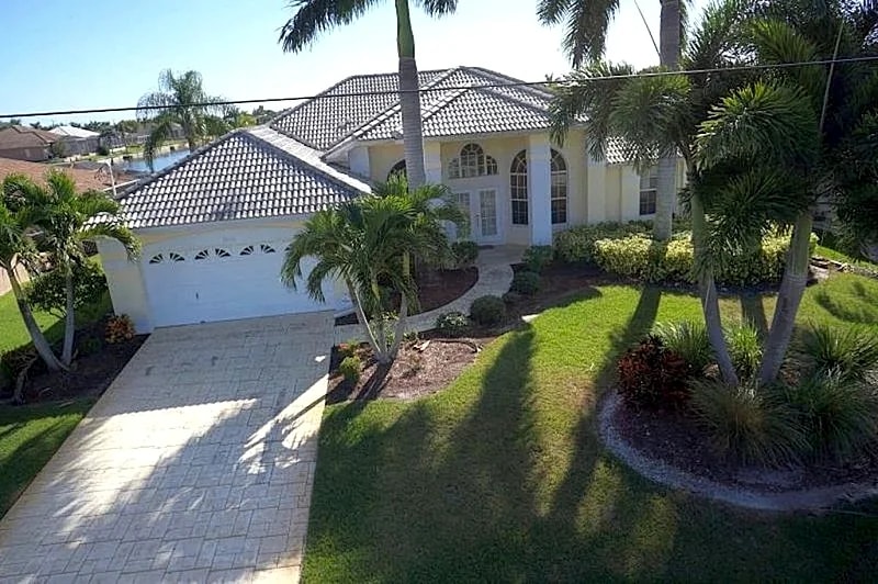 Villa Michaela 1059 3b 2ba SW Cape Coral Gulf Access Canal Southern Exposure, heated Pool and Spa