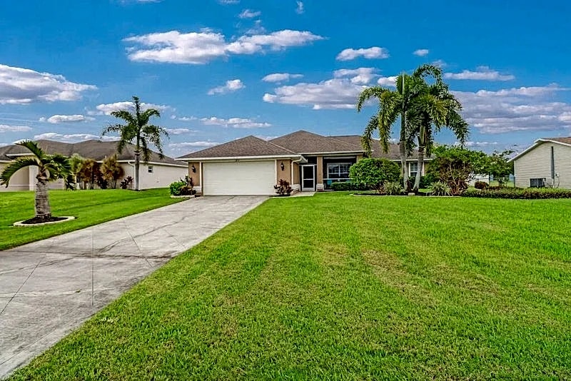 Jenny 1060 SW Cape Coral 3b 2ba home electric heated pool and spa HSW Internet fenced yard in Cape Coral, Florida, United States — photo 1