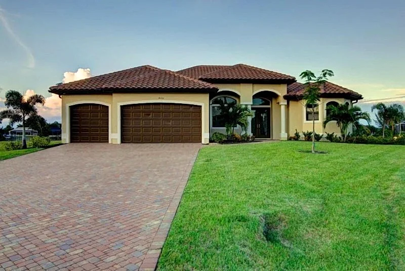 Villa Rosalinda 1065 SW Cape Coral 3 /3,5ba electric heated pool and spa, gulf access canal