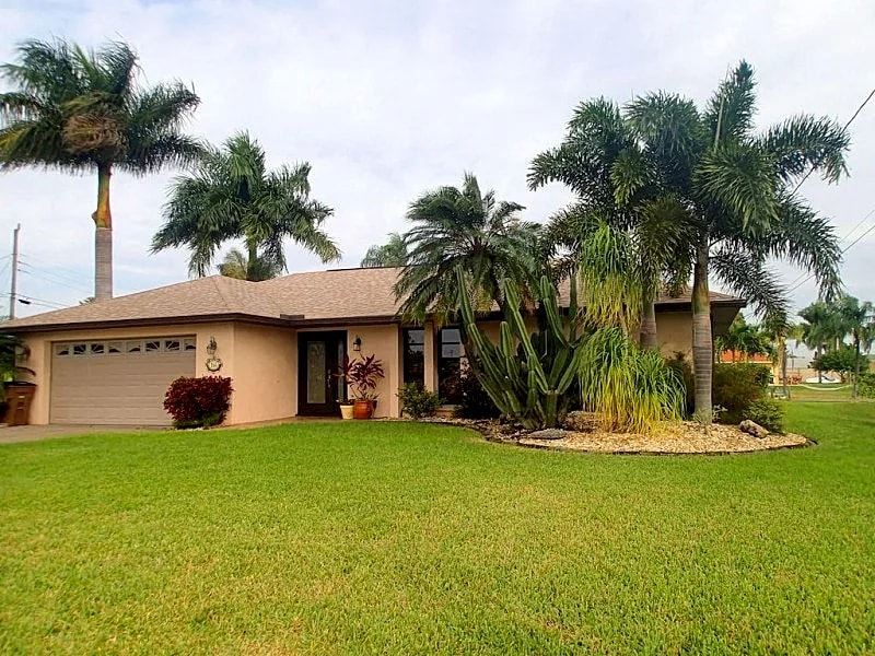 Villa Maria 1042 SW Cape Coral 3 /2ba Heated Pool Gulf Access Canal free Internet Boat Dock in Cape Coral, Florida, United States — photo 2