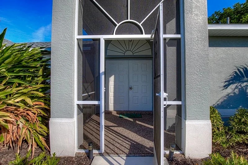 Lazy Lagoon 1010 SE Cape Coral Heated Pool on Canal in Cape Coral, Florida, United States — photo 3