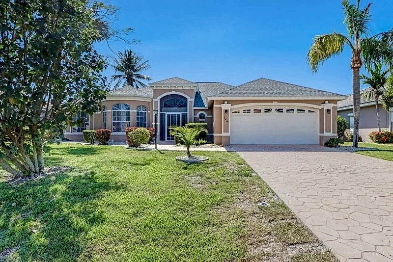 Villa Fish & Sips 1023 - Cape Coral 3b/2ba luxury home w/electric heated pool, gulf access canal in Cape Coral, Florida, United States — photo 2