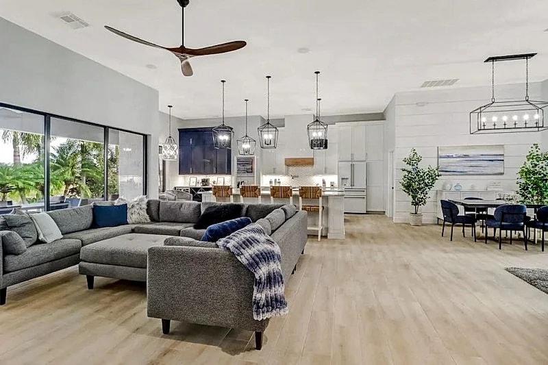 Tropical Retreat 1020 - Cape Coral 4b/3ba Waterfront w/electric heated Pool in Cape Coral, Florida, United States — photo 5