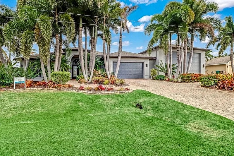 Tropical Retreat 1020 - Cape Coral 4b/3ba Waterfront w/electric heated Pool in Cape Coral, Florida, United States — photo 2