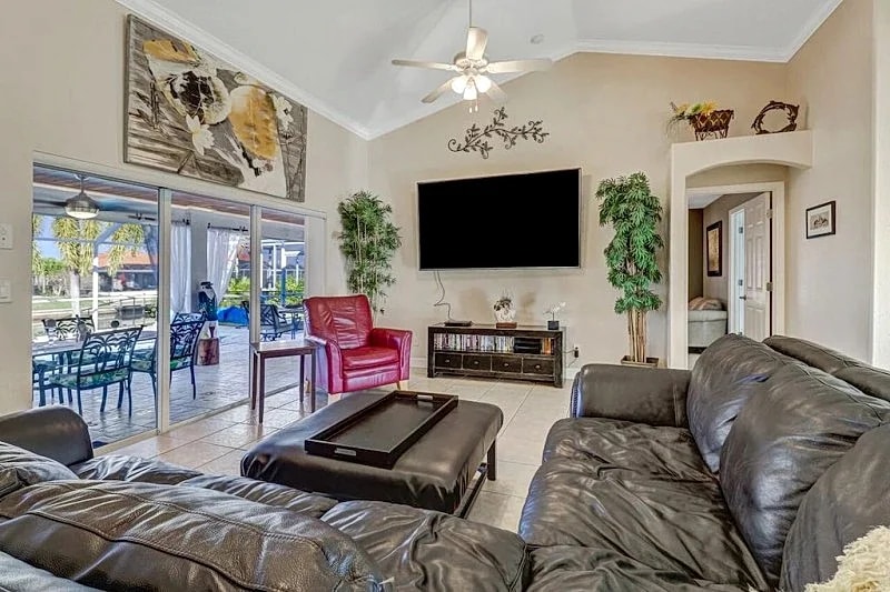 Catch of the Day 1014 - SE Cape Coral Gulf access Canal, Luxury Pool Home, Nautical feel in Cape Coral, Florida, United States — photo 4