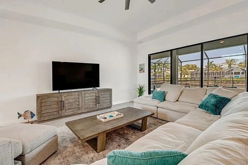 Villa Rosa 1031 - SE Cape Coral 3b/3ba Electric Heated Pool, Gulf Access Canal, HSW Internet in Cape Coral, Florida, United States — photo 5