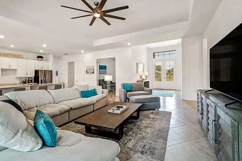 Villa Rosa 1031 - SE Cape Coral 3b/3ba Electric Heated Pool, Gulf Access Canal, HSW Internet in Cape Coral, Florida, United States — photo 3