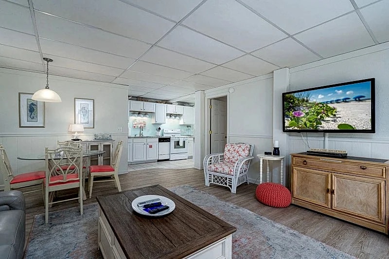 258 Ostego Lazy Lobster Lower | Coastal Vacation in Fort Myers Beach, Florida, United States — photo 3