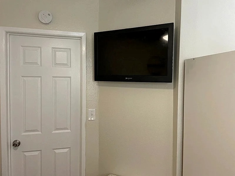 Share my Long Beach Apartment two bedroom one bath with you! in Long Beach, California, United States — photo 3