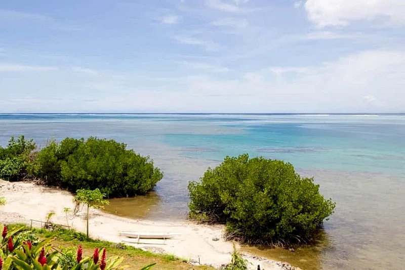 Beautiful Oceanfront bungalow with Infinity Pool! in Haapiti, Moorea Maiao, French Polynesia — photo 3