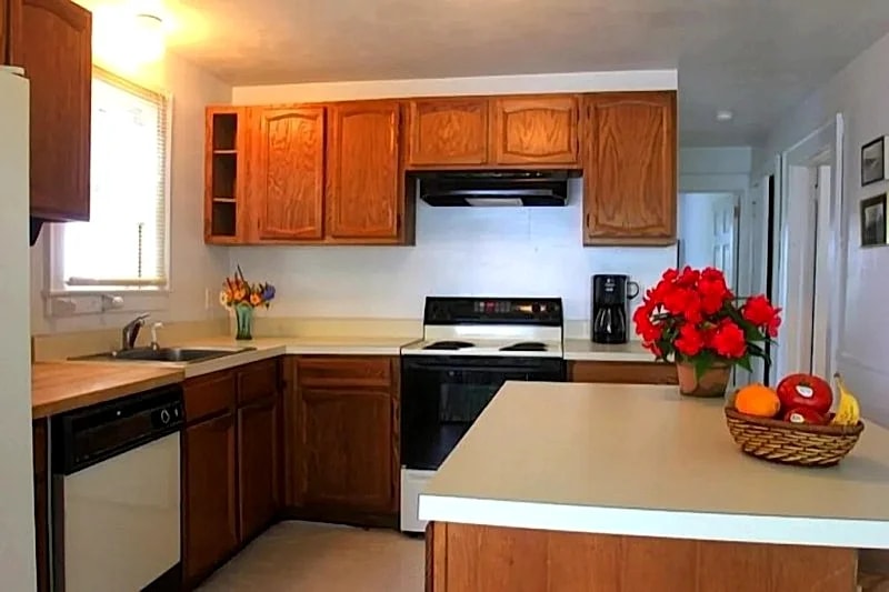 4-Bedroom Beach Home in Westbrook, CT with Private Shoreline Access in Westbrook, Connecticut, United States — photo 4
