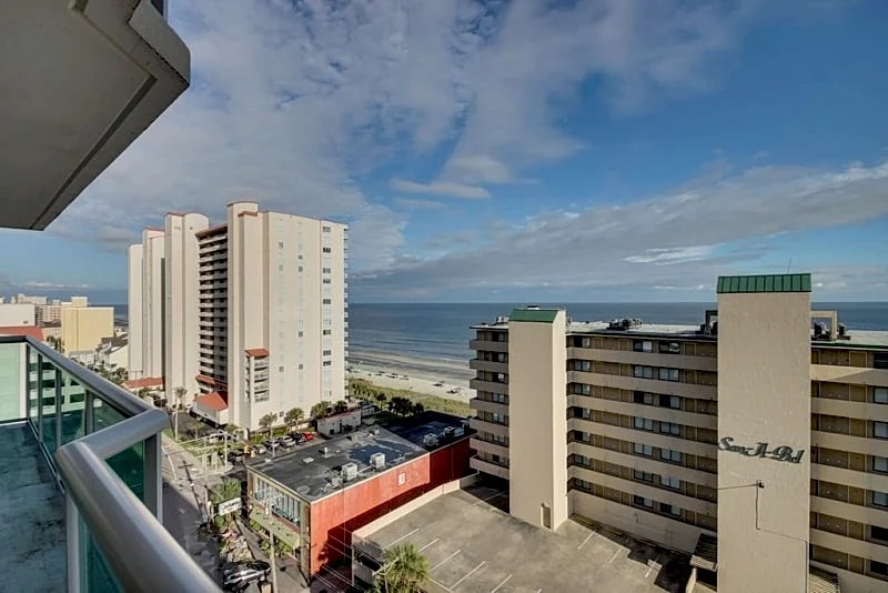 Spacious 2nd row condo with wonderful ocean view + FREE DAILY ACTIVITIES! in North Myrtle Beach, South Carolina, United States — photo 4