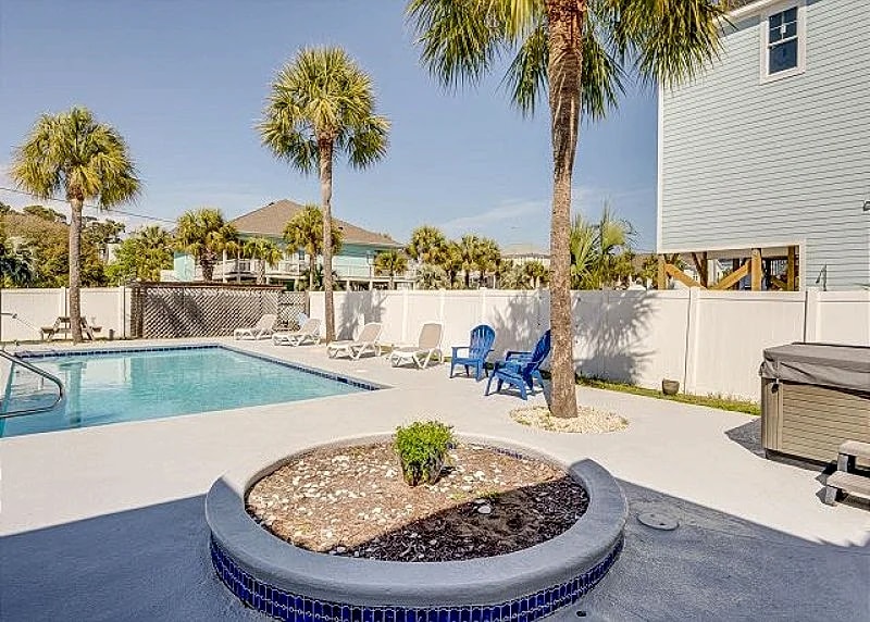 New Renovations!! Beach House with pool & hot tub + FREE DAILY ACTIVITIES!!! in North Myrtle Beach, South Carolina, United States — photo 4
