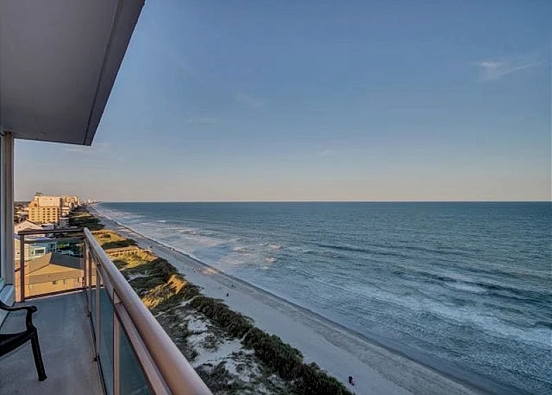 Spacious oceanfront, corner unit + FREE DAILY ACTIVITIES! in North Myrtle Beach, South Carolina, United States — photo 2