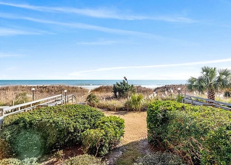 Beautifully Decorated and Well Kept oceanfront condo + FREE DAILY ACTIVITIES! in North Myrtle Beach, South Carolina, United States — photo 4