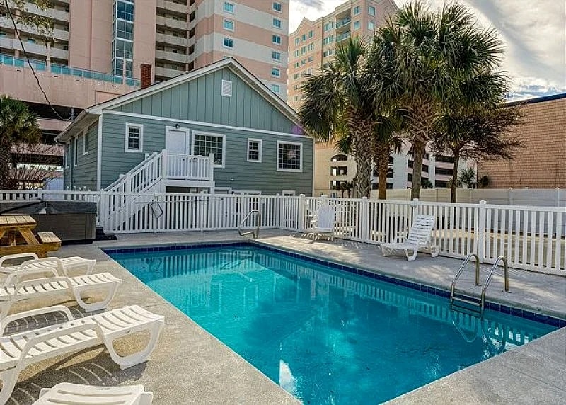 2 story, 2nd Row Beach House w/private pool & hot tub + FREE DAILY ACTIVITIES in North Myrtle Beach, South Carolina, United States — photo 4
