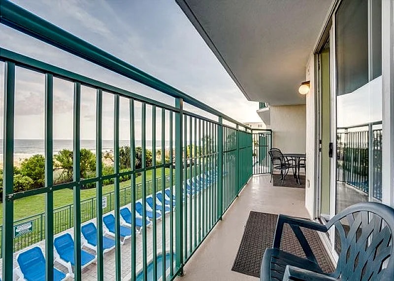 Spacious 1st floor oceanfront condo + FREE DAILY ACTIVITIES in North Myrtle Beach, South Carolina, United States — photo 3