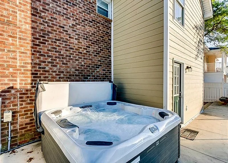 Newly Refurbished - Beach House with pool & hot tub + FREE DAILY ACTIVITIES!! in North Myrtle Beach, South Carolina, United States — photo 5